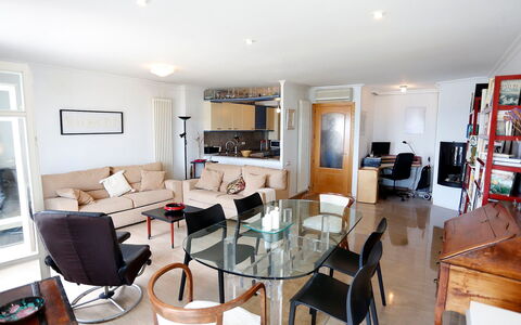 Cambrils Port: Tabelle, Möbel, Couch, Bilderrahmen, Eigentum, Stuhl, Holz, Interior Design, Flooring, Fussboden