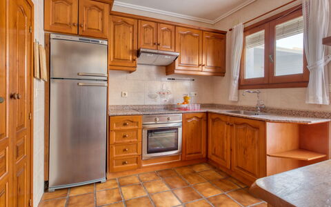 El Arenal: Cabinetry, Countertop, Möbel, Gebäude, Küche, Schublade, Küchengerät, Herd, Holz, Haushaltsgerät