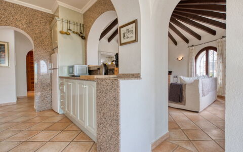Tana: Countertop, Zimmerpflanze, Cabinetry, Holz, Halle, Fussboden, Flooring, Küche, Backstein