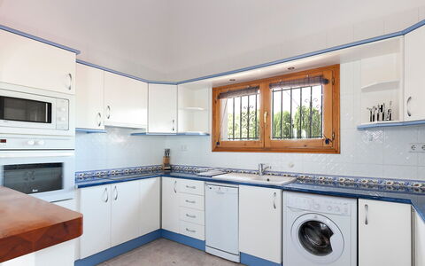 Villa Jilian: Countertop, Cabinetry, Eigentum, Sinken, Zapfhahn, Spüle, Küche, Herd, Küchengerät, Fenster