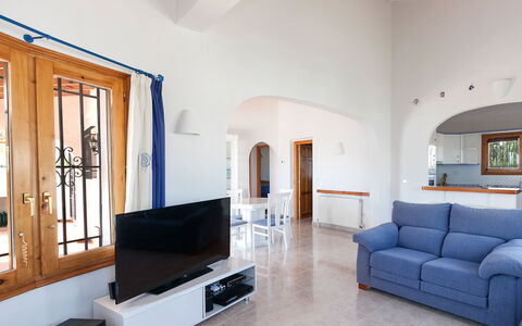 Villa Jilian: Couch, Eigentum, Möbel, Bilderrahmen, Azurblau, Komfort, Interior Design, Wohnzimmer, Holz, Flooring