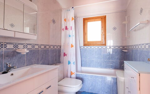 Villa Jilian: Armatur, Spiegel, Badezimmerschrank, Sinken, Zapfhahn, Eigentum, Bad Sink, Badezimmer, Lila, Blau