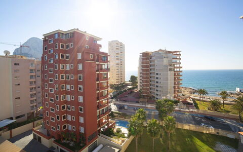 Calpe Calp 342: Himmel, Gebäude, Pflanze, Daytime, Eigentum, Wolkenkratzer, Wasser, Licht, Fenster, Infrastruktur