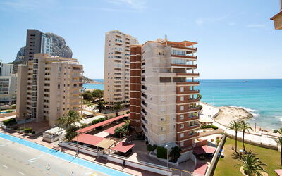 Calpe Calp 342: Himmel, Gebäude, Wasser, Pflanze, Daytime, Wolke, Tower Block, Baum, Schwimmbad, Urban Design