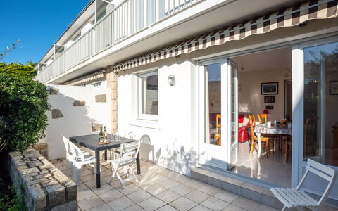 Quiberon 127: Gebäude, Tabelle, Möbel, Eigentum, Fenster, Blumentopf, Stuhl, Zimmerpflanze, Pflanze, Tür