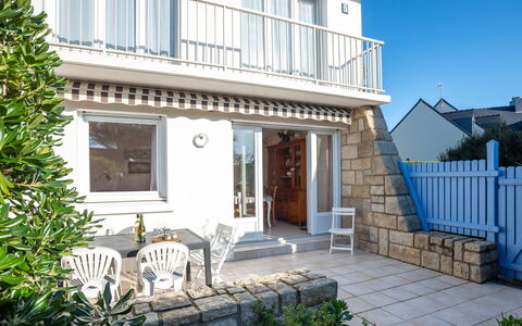 Quiberon 127: Pflanze, Gebäude, Fenster, Himmel, Tür, Haus, Nachbarschaft, Hütte, Wohngebiet, Veranda