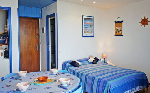 Quiberon 225: Eigentum, Möbel, Gebäude, Blau, Azurblau, Dekoration, Tabelle, Textil, Interior Design, Beleuchtung