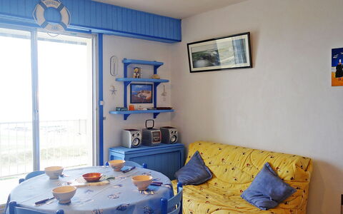Quiberon 225: Möbel, Eigentum, Blau, Azurblau, Bilderrahmen, Fenster, Interior Design, Beleuchtung, Dekoration, Fussboden