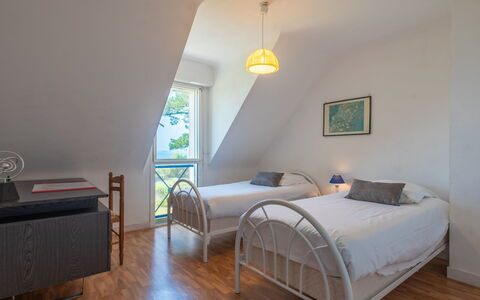 Maison Poul: Möbel, Eigentum, Komfort, Fenster, Bettrahmen, Holz, Interior Design, Schatten, Bett, Flooring
