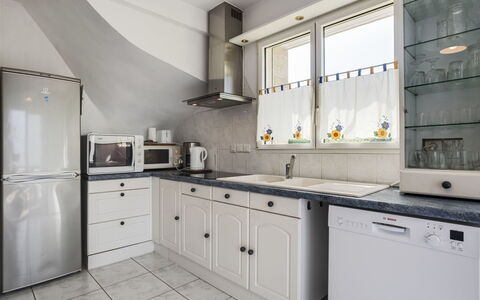 Maison Poul: Countertop, Cabinetry, Zapfhahn, Sinken, Spüle, Möbel, Gebäude, Herd, Küche, Küchengerät