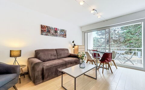Carnac 125: Interior Design, Möbel, Flooring, Couch, Fussboden, Decke, Zimmer, Wohnzimmer, Holzboden, Tabelle