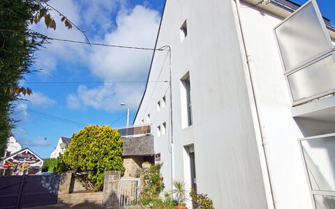 Carnac 142: Himmel, Wolke, Pflanze, Gebäude, Urban Design, Fenster, Nachbarschaft, Wand, Wohngebiet, Stadt