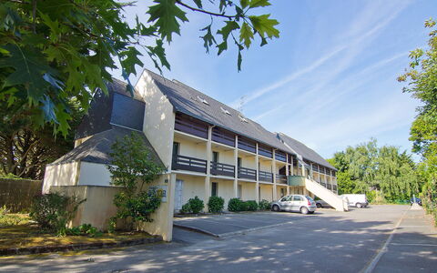 Plein Soleil: Pflanze, Himmel, Gebäude, Eigentum, Fenster, Wolke, Schatten, Baum, Urban Design, Strassenbelag