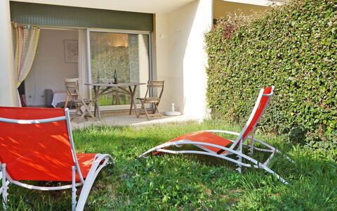 Plein Soleil: Pflanze, Eigentum, Möbel, Gartenmöbel, Schatten, Vorhang, Freizeit, Gras, Stuhl, Rasen
