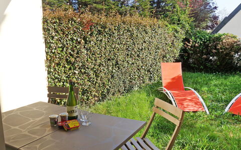Plein Soleil: Tabelle, Möbel, Pflanze, Eigentum, Stuhl, Gartenmöbel, Gras, Baum, Tisch Im Freien, Freizeit