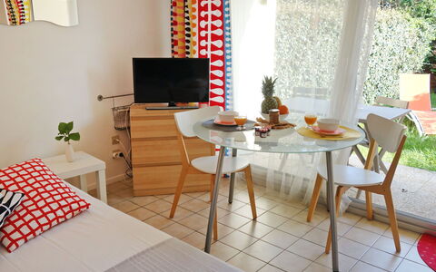 Plein Soleil: Tabelle, Möbel, Pflanze, Gebäude, Stuhl, Orange, Zimmerpflanze, Holz, Interior Design, Fenster