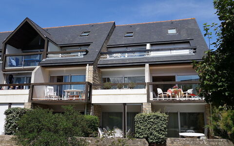 Carnac 180: Pflanze, Himmel, Eigentum, Fenster, Gebäude, Haus, Hütte, Abstellgleis, Wolke, Urban Design