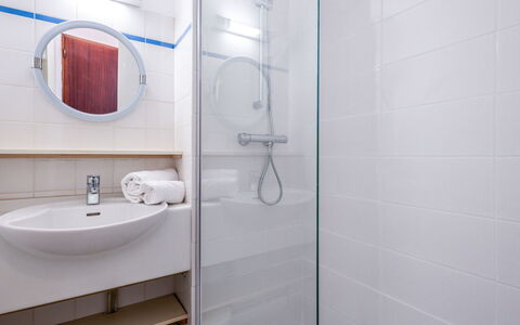 Carnac 180: Zapfhahn, Armatur, Spiegel, Sinken, Bad Sink, Badezimmer, Dusche, Interior Design, Gebäude, Installation