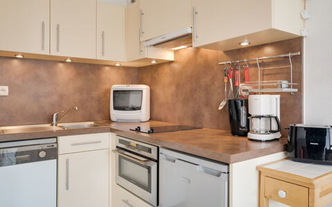 Carnac 180: Countertop, Cabinetry, Eigentum, Möbel, Sinken, Küchengerät, Herd, Küche, Schublade, Holz