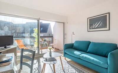 Maison Port en Dro 180.2: Möbel, Tabelle, Couch, Bilderrahmen, Azurblau, Interior Design, Holz, Fussboden, Flooring, Wohnzimmer