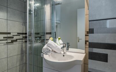 Maison Port en Dro 180.3: Spiegel, Zapfhahn, Armatur, Sinken, Badezimmer, Bad Sink, Installation, Flooring, Verbundwerkstoff