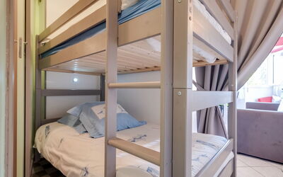 Maison Port en Dro 180.6: Etagenbett, Gebäude, Möbel, Komfort, Haus, Regale, Herberge, Textil, Bettrahmen, Holz