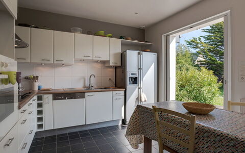 Maison Courlis: Eigentum, Zimmer, Möbel, Küche, Gebäude, Interior Design, Countertop, Haus, Cabinetry, Zuhause