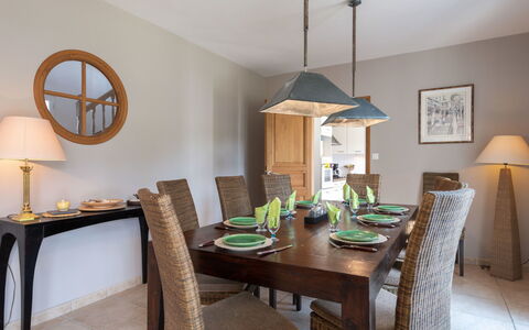 Maison Courlis: Zimmer, Möbel, Eigentum, Esszimmer, Interior Design, Tabelle, Decke, Fussboden, Gebäude, Haus