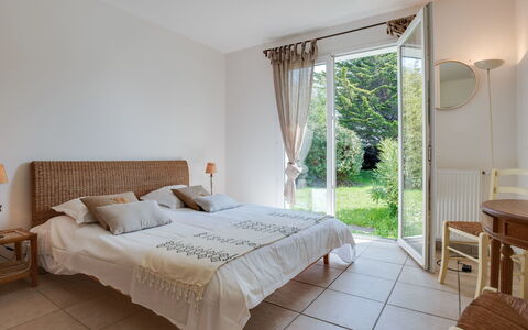 Maison Courlis: Schlafzimmer, Möbel, Bett, Zimmer, Eigentum, Bettdecke, Bettrahmen, Interior Design, Fussboden, Matratze
