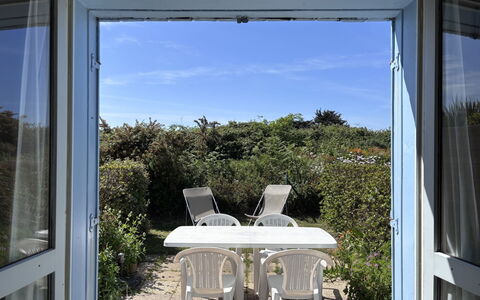 Saint Malo 651: Schatten, Glas, Eco Hotel, Stuhl, Gartenmöbel, Tisch Im Freien, Daylighting, Zimmerpflanze, Balkon