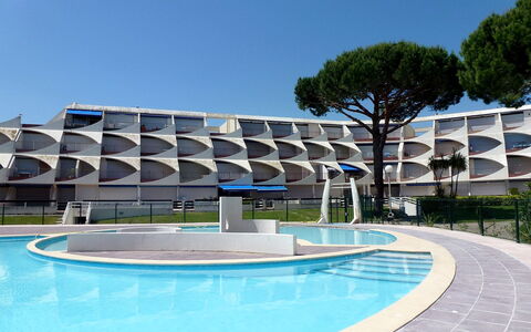 Port Camargue 145: Wasser, Himmel, Schwimmbad, Pflanze, Gebäude, Azurblau, Schatten, Baum, Die Architektur, Gartenmöbel