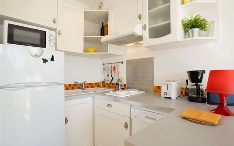 Port Camargue 145: Cabinetry, Möbel, Countertop, Herd, Küchengerät, Küche, Gebäude, Sinken, Pflanze, Spüle