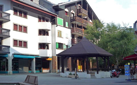Batiment B: Wolke, Himmel, Gebäude, Fenster, Urban Design, Fassade, Blumentopf, Eigentumswohnung, Stadt, Freizeit