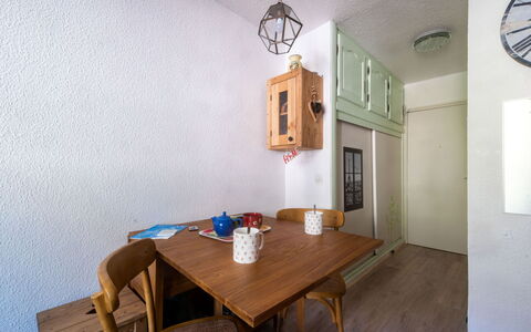 Batiment B: Tabelle, Möbel, Eigentum, Gebäude, Holz, Bilderrahmen, Beleuchtung, Stuhl, Interior Design, Geschirr