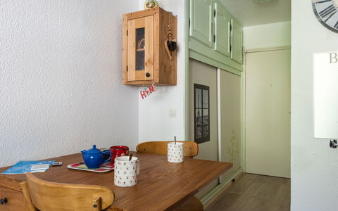 Batiment B: Tabelle, Möbel, Eigentum, Gebäude, Holz, Interior Design, Tür, Wand, Bilderrahmen, Uhr