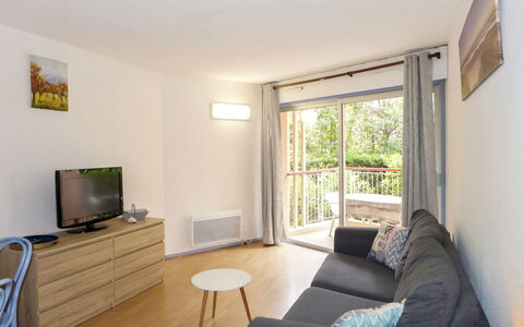 Les Amphores: Möbel, Couch, Eigentum, Komfort, Holz, Interior Design, Schatten, Pflanze, Fussboden, Flooring