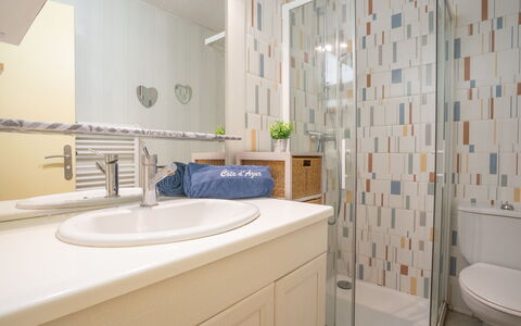 La Galiote: Armatur, Zapfhahn, Eigentum, Sinken, Spiegel, Badezimmer, Gebäude, Lila, Bad Sink, Interior Design