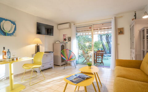 La Galiote: Möbel, Tabelle, Couch, Fenster, Holz, Interior Design, Die Architektur, Fussboden, Pflanze, Wohnzimmer