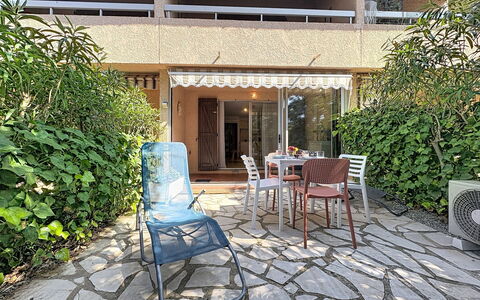 La Galiote: Flooring, Fussboden, Möbel, Stuhl, Gartenmöbel, Schatten, Flagstone, Garten, Garten, Hinterhof