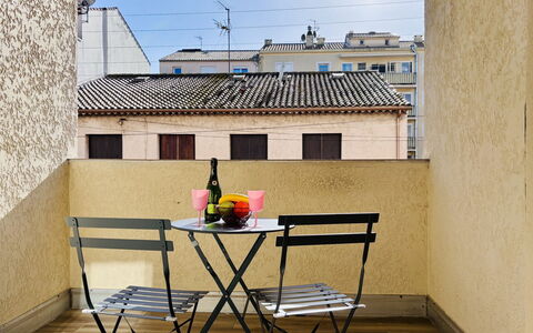 Le Riviera: Möbel, Stuhl, Gartenmöbel, Wohnung, Balkon, Klappstuhl, Holzbeize, Zimmerpflanze, Kaffetisch, Armlehne