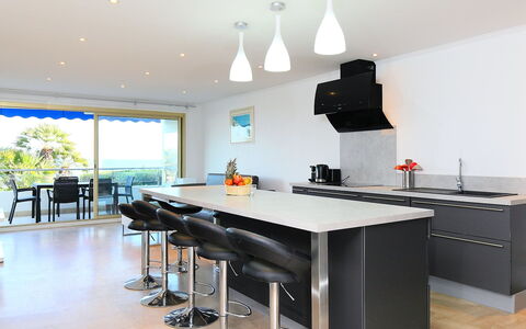 Lerins: Tabelle, Möbel, Eigentum, Fenster, Stuhl, Küche, Interior Design, Cabinetry, Computertisch