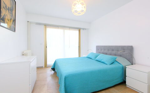 Lerins: Möbel, Eigentum, Weiss, Produkt, Gebäude, Azurblau, Holz, Fenster, Beleuchtung, Gelb