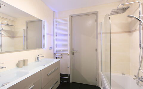 Lerins: Spiegel, Eigentum, Cabinetry, Armatur, Badezimmerschrank, Zapfhahn, Blau, Sinken, Badewanne, Badezimmer