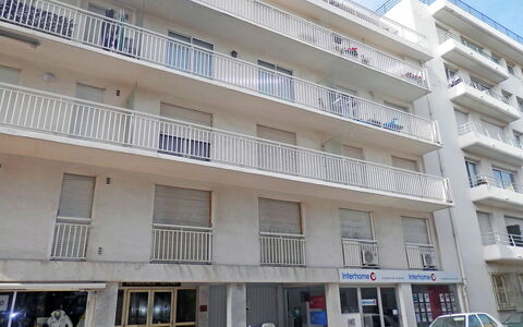 Cannes 548: Rad, Gebäude, Fenster, Himmel, Fahrzeug, Auto, Nachbarschaft, Urban Design