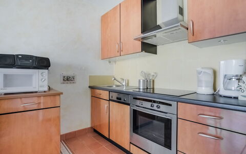 Cannes 548: Cabinetry, Countertop, Eigentum, Küchengerät, Weiss, Herd, Küche, Gebäude, Produkt, Cooktop