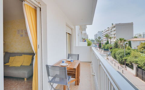 Cannes 548: Gebäude, Möbel, Tabelle, Pflanze, Stuhl, Fenster, Zimmerpflanze, Holz, Interior Design, Schreibtisch