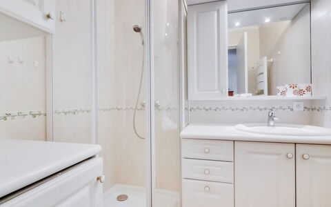 Cannes 548: Spiegel, Badezimmerschrank, Zapfhahn, Sinken, Cabinetry, Eigentum, Möbel, Armatur, Gebäude, Badezimmer