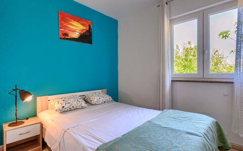 Finida: Möbel, Eigentum, Fenster, Komfort, Gebäude, Azurblau, Holz, Textil, Interior Design, Bettrahmen