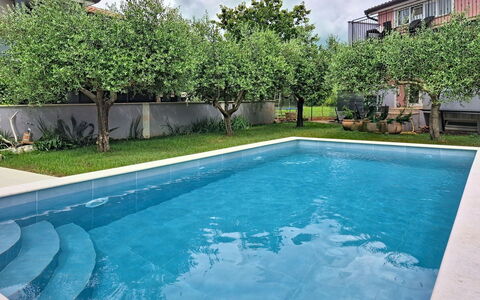 Finida: Schwimmbad, Wohngebiet, Verbundwerkstoff, Garten, Water Feature, Resort, Hinterhof, Landscaping, Schatten, Eco Hotel