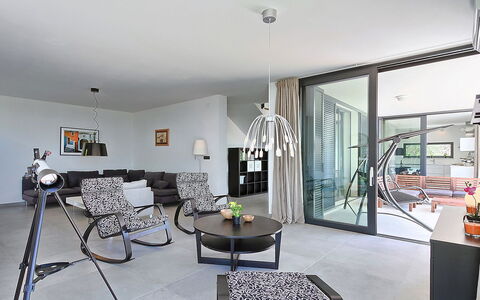 Anna: Zimmer, Wohnzimmer, Eigentum, Interior Design, Möbel, Gebäude, Tabelle, Haus, Decke, Fussboden